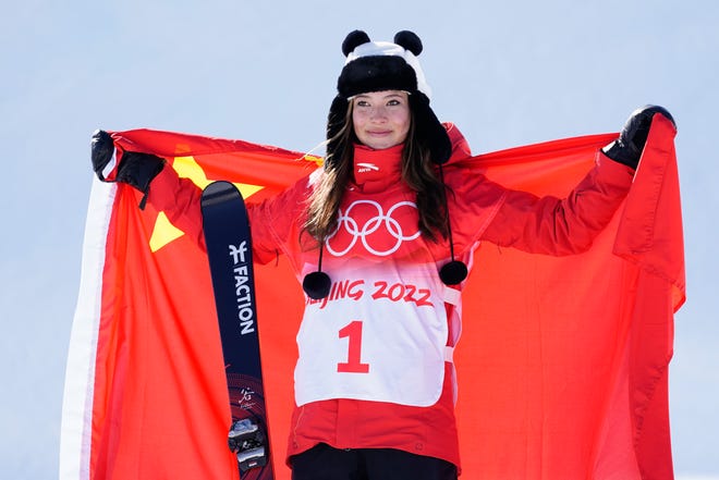 Elaine Gu celebra después de ganar el oro en patinaje libre femenino en semitubo en los Juegos Olímpicos de Beijing 2022.