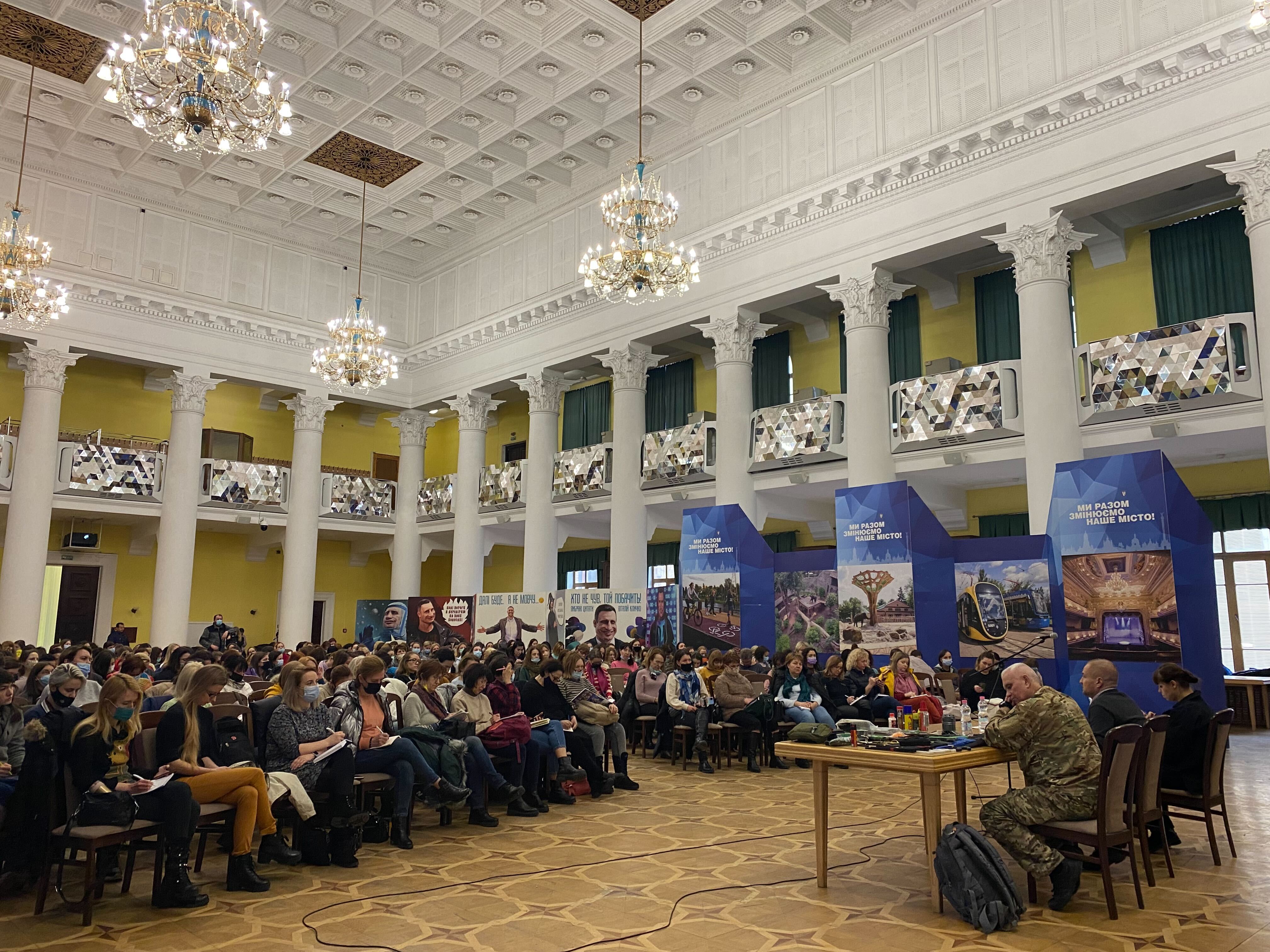Unas 240 mujeres asistieron el sábado a ejercicios de entrenamiento de supervivencia en el ayuntamiento de Kiev.