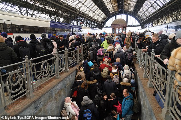 Salida: Miles de residentes ucranianos esperan durante horas para abordar trenes a países vecinos mientras las fuerzas rusas continúan bombardeando ciudades en todo el país (En la foto: Estación de tren de Lviv)