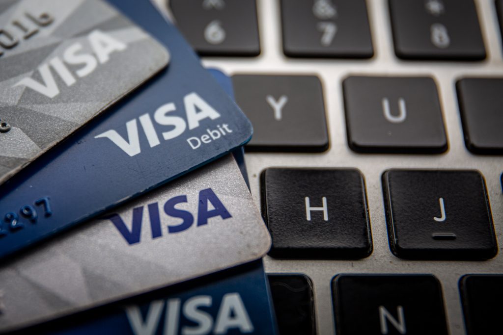 Amazon y Visa alcanzan una tregua global sobre tarifas de tarjetas de crédito