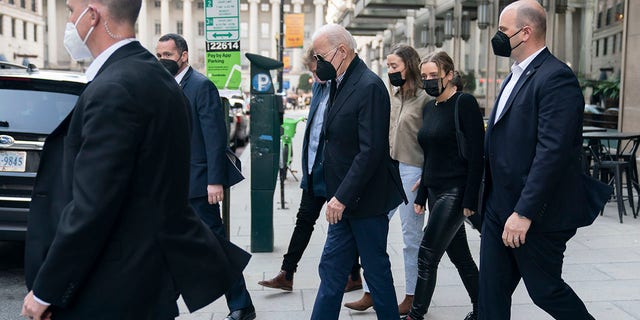 El presidente Joe Biden sale del restaurante Hamilton en Washington, el sábado 19 de febrero de 2022. Biden almuerza con sus nietas Finnegan Biden y Naomi Biden y el prometido de Naomi, Peter Neal. 