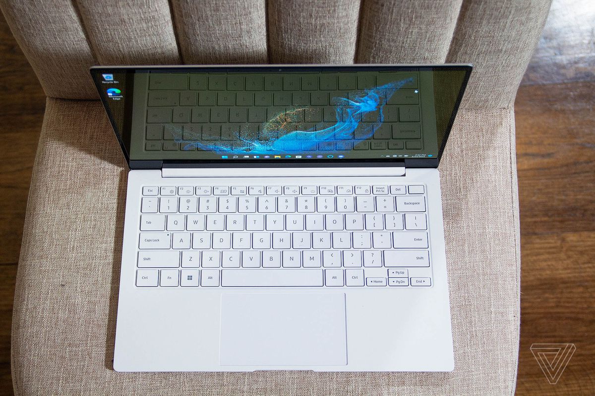 El teclado Galaxy Book 2 Pro aparece desde arriba en una silla de felpa blanca.