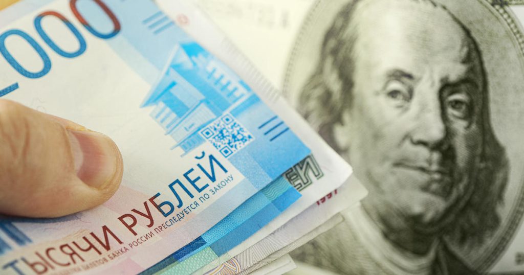 El rublo ruso ha llegado a menos de un centavo después de que Occidente endureciera las sanciones
