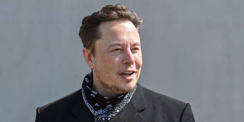 Elon Musk dice que Internet satelital Starlink ahora está activo en Ucrania