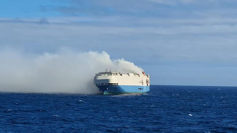 Felicity Ace: Un carguero lleno de autos de lujo en llamas y flotando en medio del Océano Atlántico