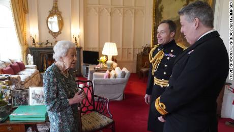 La reina Isabel II habla con el almirante James MacLeod y el mayor general Eldon Millar (derecha) en el Oak Room del Castillo de Windsor el 16 de febrero. 