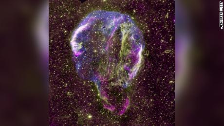Se muestra una imagen de radio (púrpura), ultravioleta (amarillo) y rayos X (azul) del remanente de supernova de la Vía Láctea. 