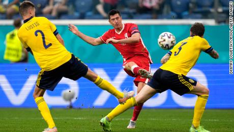 Lewandowski marca contra Suecia en el partido de la Eurocopa 2020.