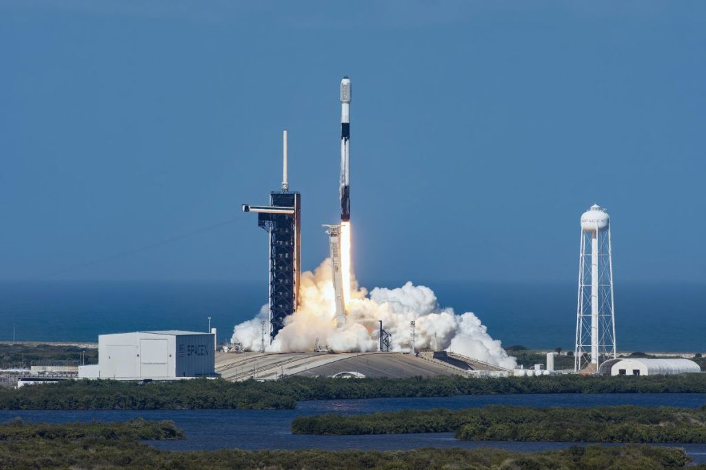 SpaceX lanza hoy una nueva flota Starlink y un misil terrestre.  Así es como se ve en vivo