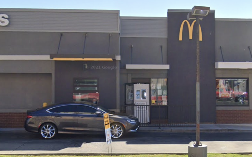 Una mujer fue atacada y arrastrada frente a sus hijos en un auto de McDonald's