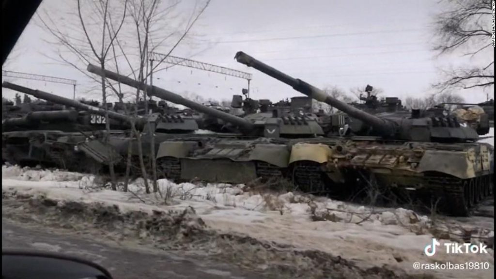 Vídeos muestran unidades y misiles rusos avanzando hacia la frontera con Ucrania