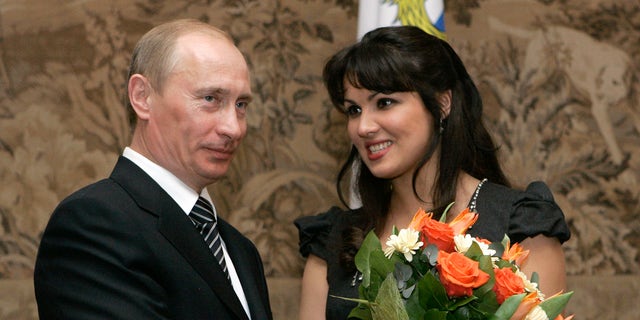 Netrebko recibió el premio de Artista Honorario del Pueblo de Rusia de manos de Putin en 2008 y fue fotografiado recibiendo flores del presidente ruso. 