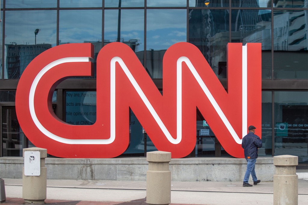 El logotipo de CNN se muestra en la entrada del Centro CNN en Atlanta el miércoles 2 de febrero de 2022.