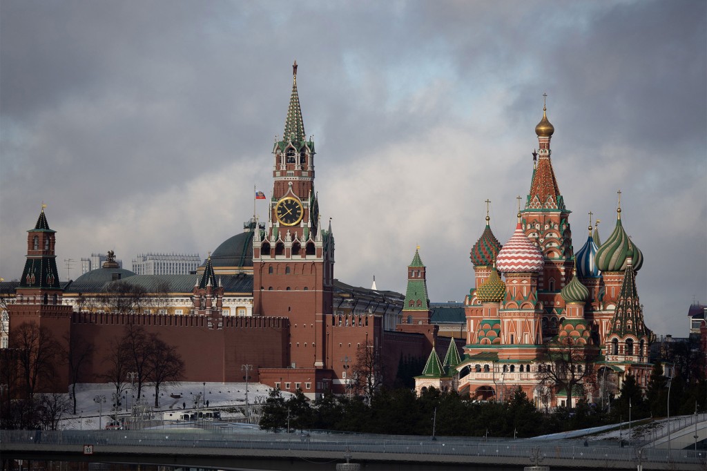 La Torre Spasskaya en el Kremlin, en el centro, y la Catedral de San Basilio, a la derecha, en Moscú, Rusia, el martes 22 de febrero de 2022.