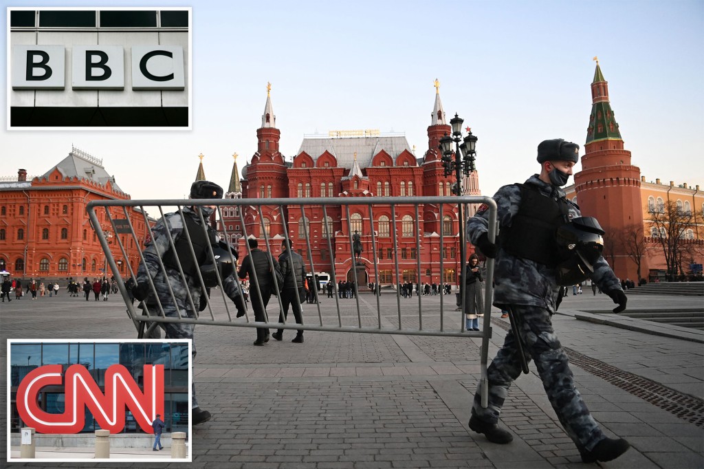 Las cadenas de noticias suspendieron las transmisiones rusas después de que el Kremlin amenazara a los reporteros