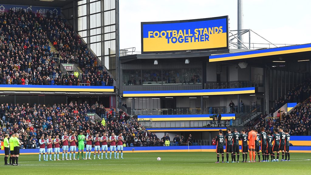 Aficionados del Chelsea interrumpen su momento de solidaridad con Ucrania con cánticos de Roman Abramovich