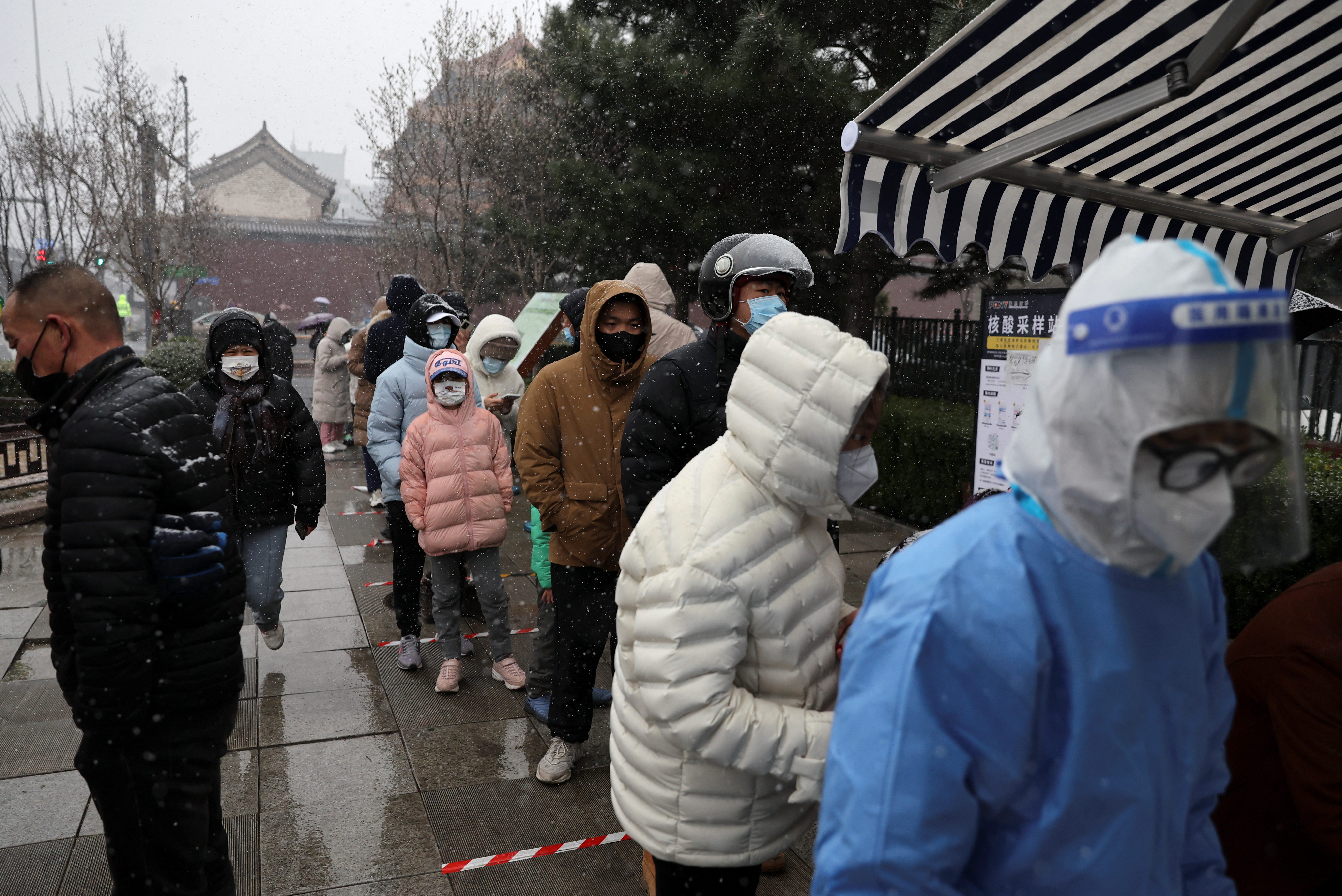 Sitio de pruebas de COVID-19 en medio de nevadas en Beijing