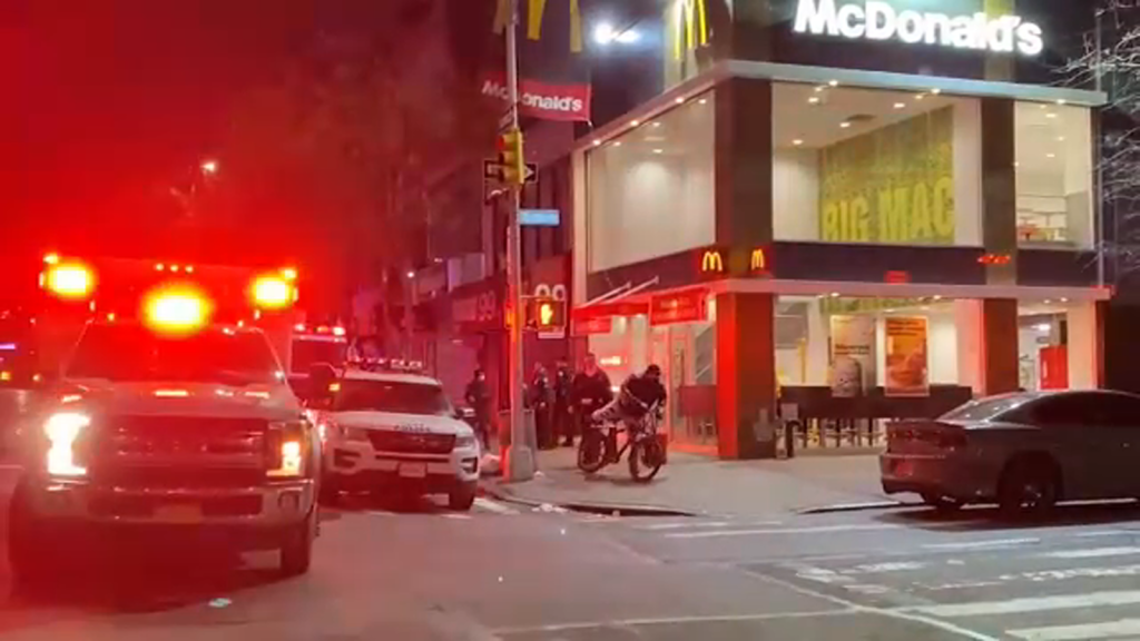 Crimen en Nueva York: trabajador de McDonald's apuñalado mientras defendía a sus colegas en East Harlem