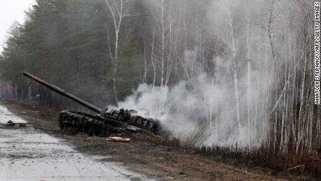 El humo sale de un tanque ruso destruido por las fuerzas ucranianas al costado de una carretera en la región de Lugansk el 26 de febrero de 2022.