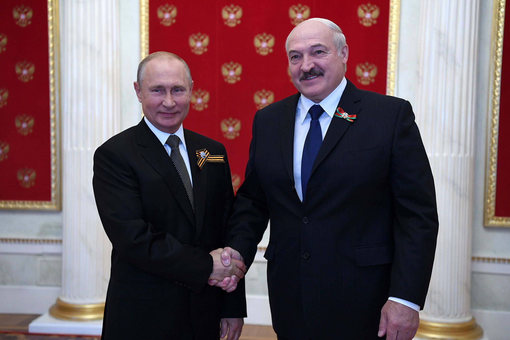 El presidente ruso Vladimir Putin (izquierda) y el presidente bielorruso Alexander Lukashenko se dan la mano mientras posan para una foto durante una ceremonia en el Kremlin, Moscú, Rusia, el 24 de junio de 2020.
