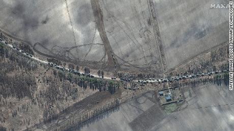 Las imágenes satelitales de Maxar Technologies muestran el convoy el 28 de febrero. 