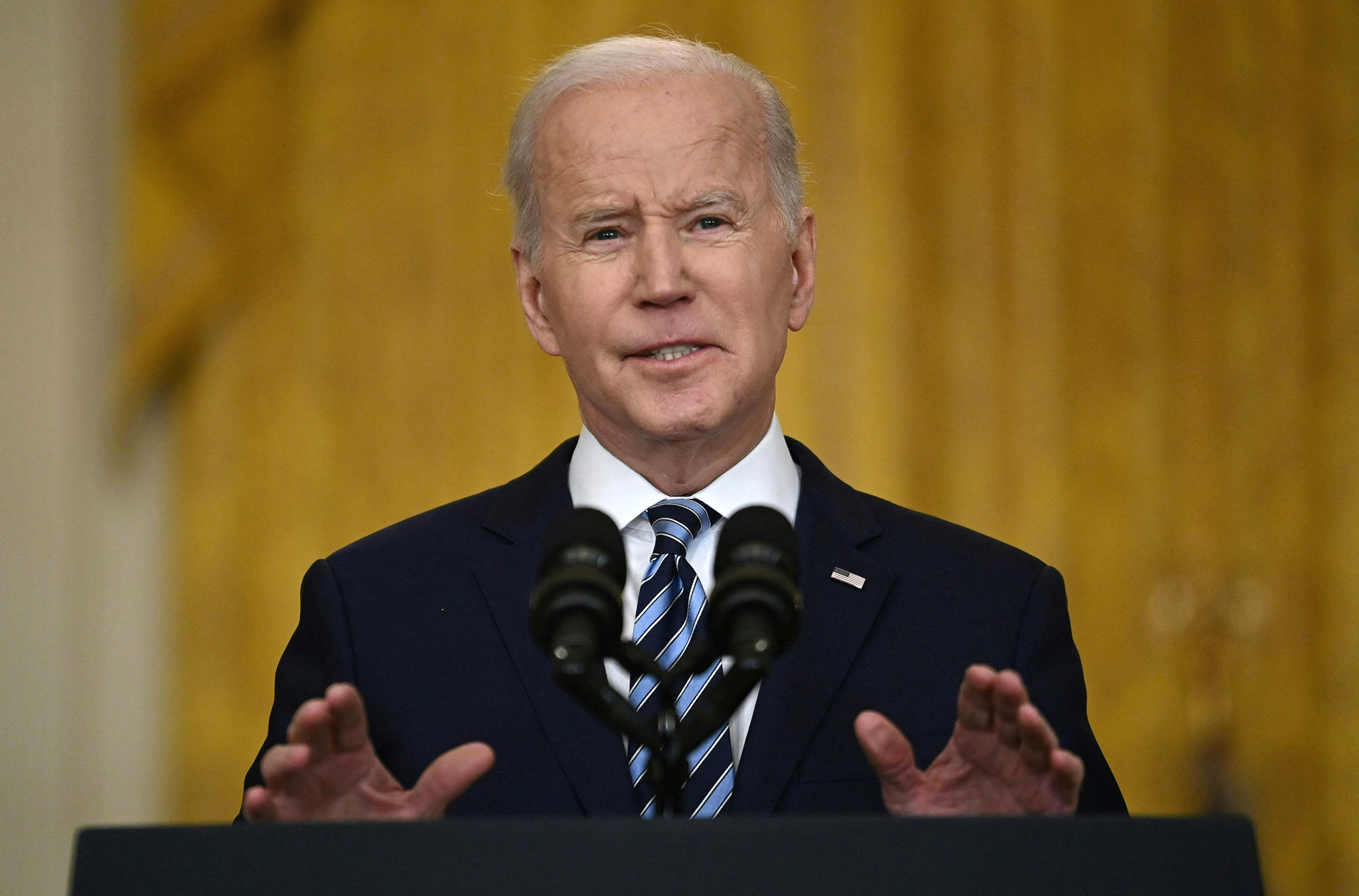 El presidente Joe Biden habla mientras aborda la invasión de Rusia a Ucrania, desde el Salón Este de la Casa Blanca el jueves 24 de febrero de 2022 en Washington, DC. 