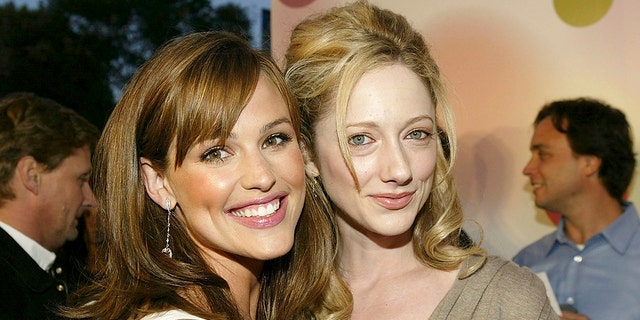Los actores Jennifer Garner y Judy Greer asisten al estreno de la película "13 Sigue 30" En el Mann Village Theatre el 14 de abril de 2004 en Los Ángeles.