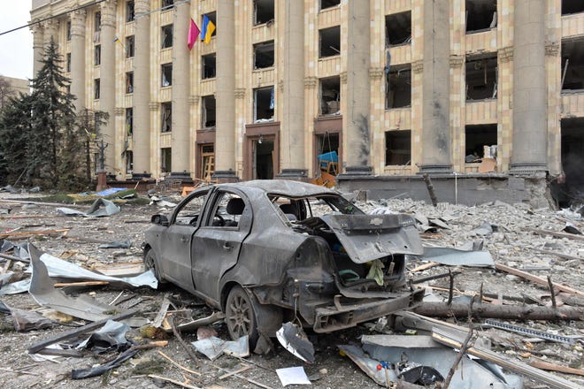 Esta vista general muestra el ayuntamiento municipal de Kharkiv dañado el 1 de marzo de 2022, que fue destruido como resultado de los bombardeos de las fuerzas rusas.