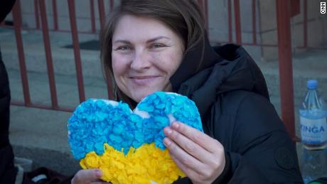 Maria Halligan sostiene un corazón de papel hecho para ella por niños polacos mientras se prepara para regresar a Ucrania.