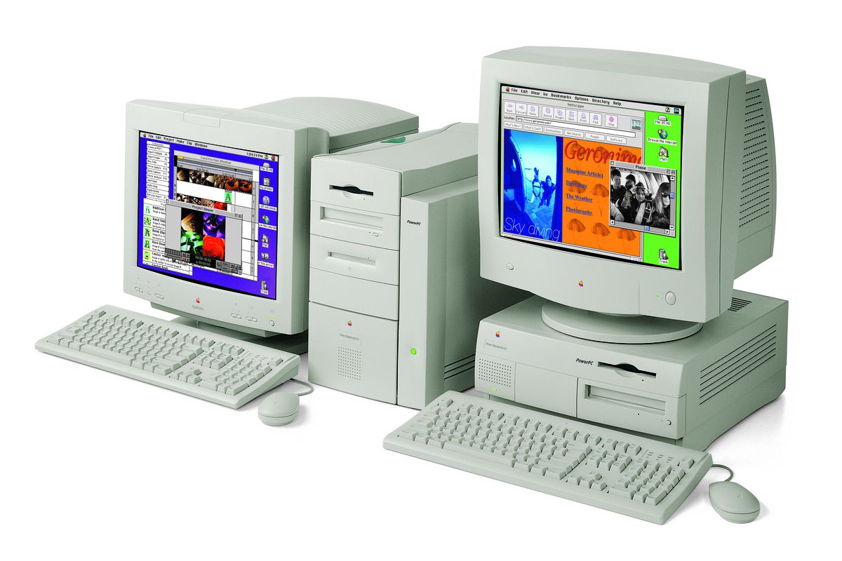 Computadoras de escritorio Beige Power Macintosh G3, una torre, la otra una computadora base, con grandes monitores CRT.