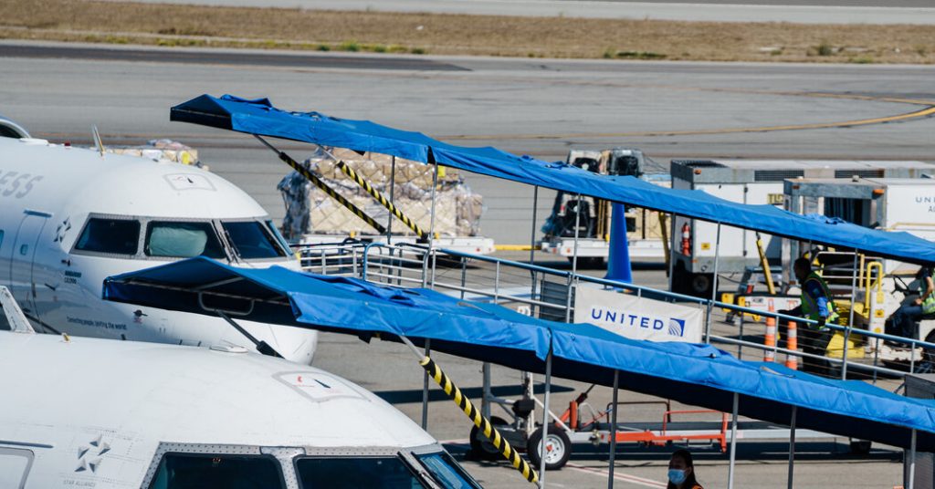 Noticias de Covid: United Airlines permitirá que regresen algunos trabajadores no vacunados