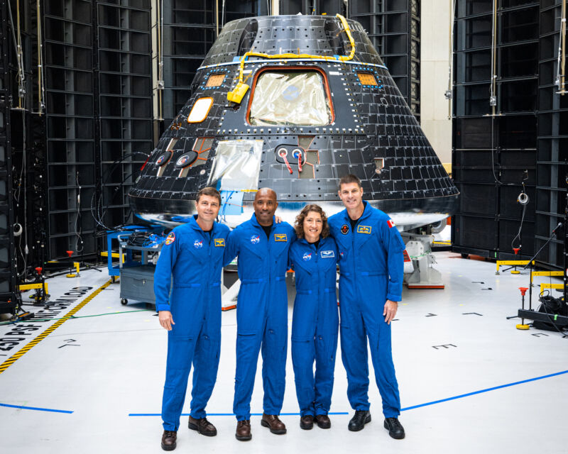 El comandante de Artemis II Reed Wiseman, el piloto Victor Glover y los especialistas de misión Christina Koch y Jeremy Hansen posan con su nave espacial Orion en el Centro Espacial Kennedy de la NASA en Florida.