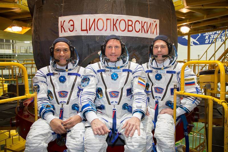 Astronautas que llevan un año varados en la estación espacial se preparan para volver a casa