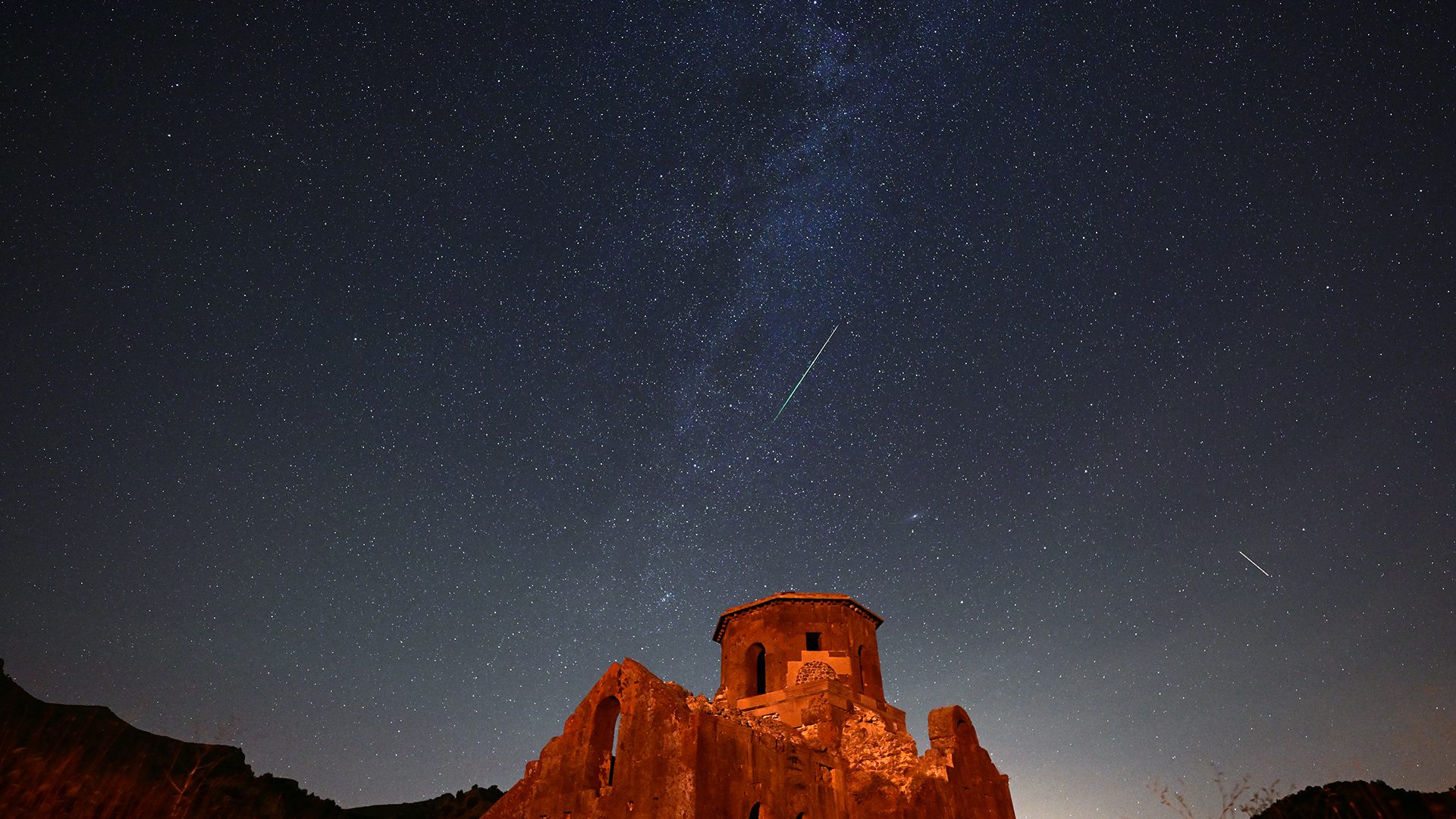 Se observan lluvias de meteoritos de las Perseidas sobre la Iglesia Roja y el Valle del Monasterio de Guzelyurt.