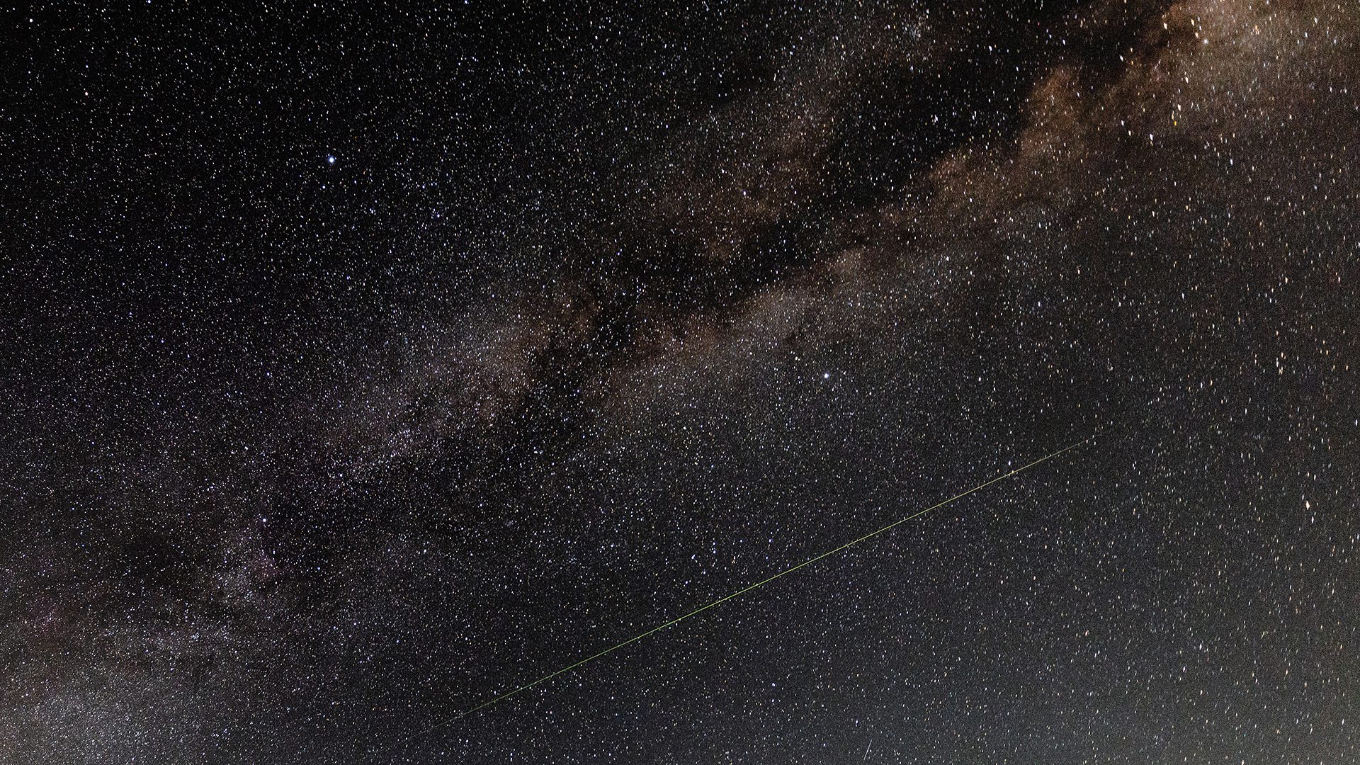 Un meteoro atraviesa el cielo durante la lluvia de meteoros de las Perseidas.