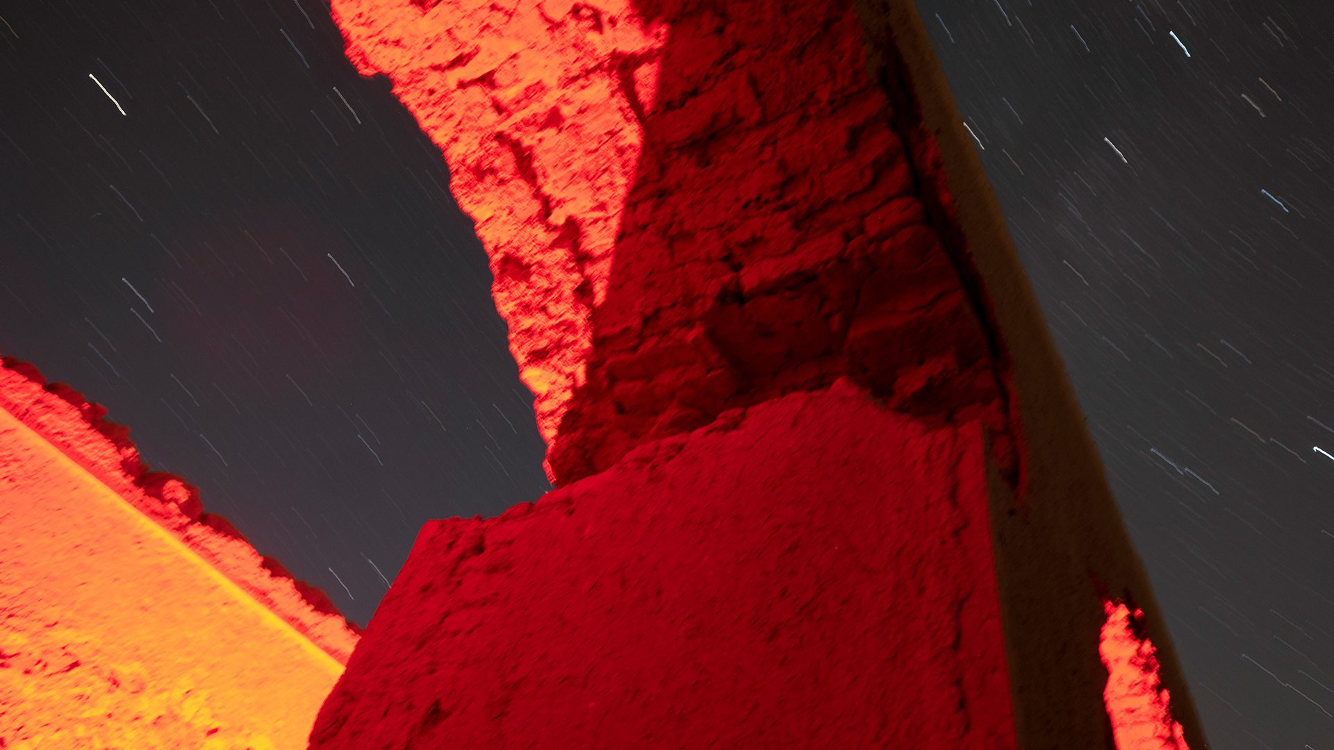 Una vista de los caravasares históricos abandonados y el cielo nocturno durante la lluvia de meteoritos de las Perseidas.