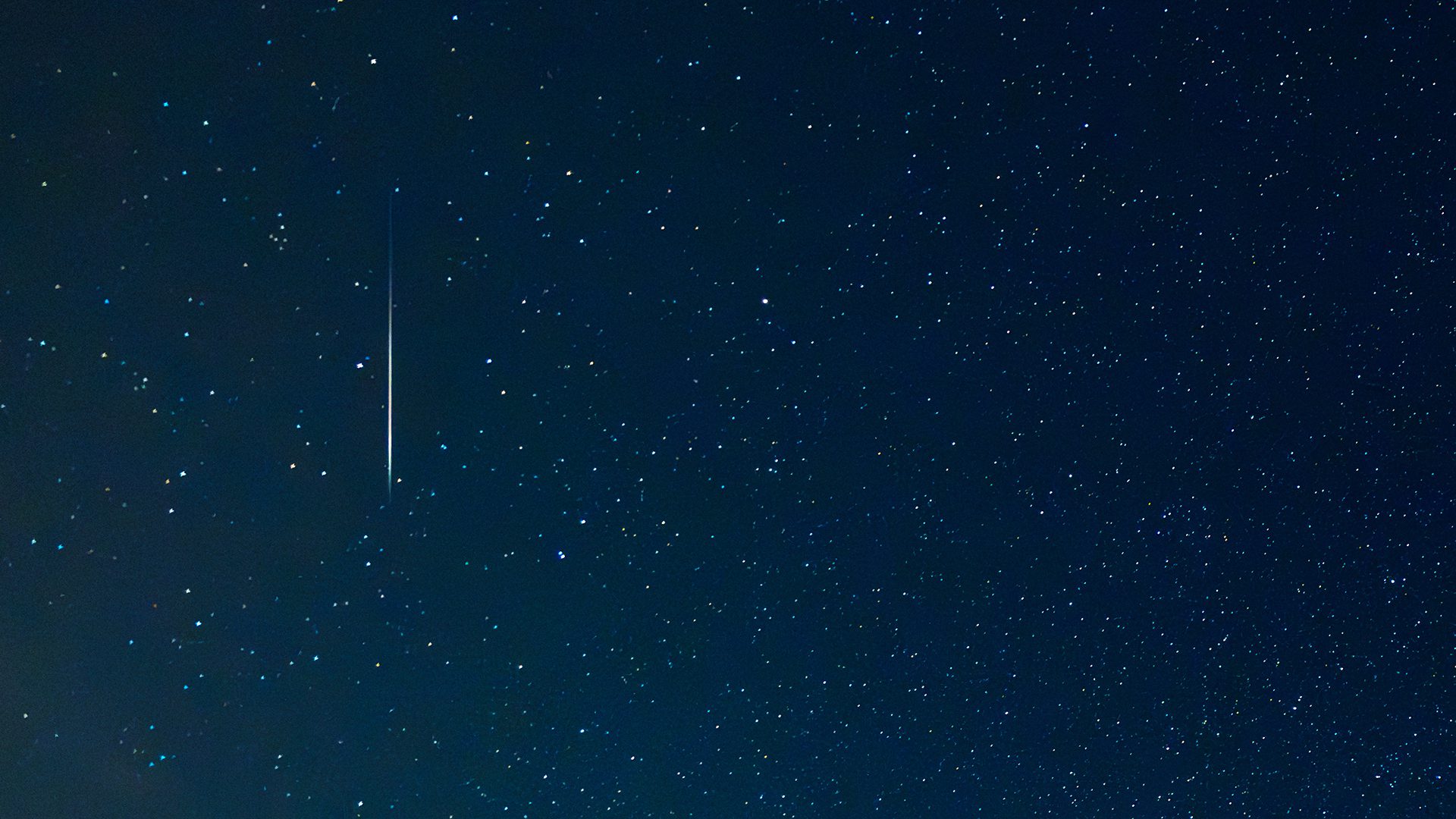 Un meteoro atraviesa el cielo durante la lluvia de meteoros de las Perseidas.