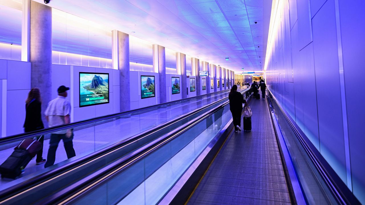 Las pistas móviles, como la del Aeropuerto Internacional de Los Ángeles, son fundamentales.