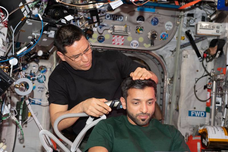 El astronauta de la NASA Frank Rubio corta el cabello del astronauta emiratí Sultan Al Neyadi en la Estación Espacial Internacional.  Foto: Centro Espacial Mohammed bin Rashid