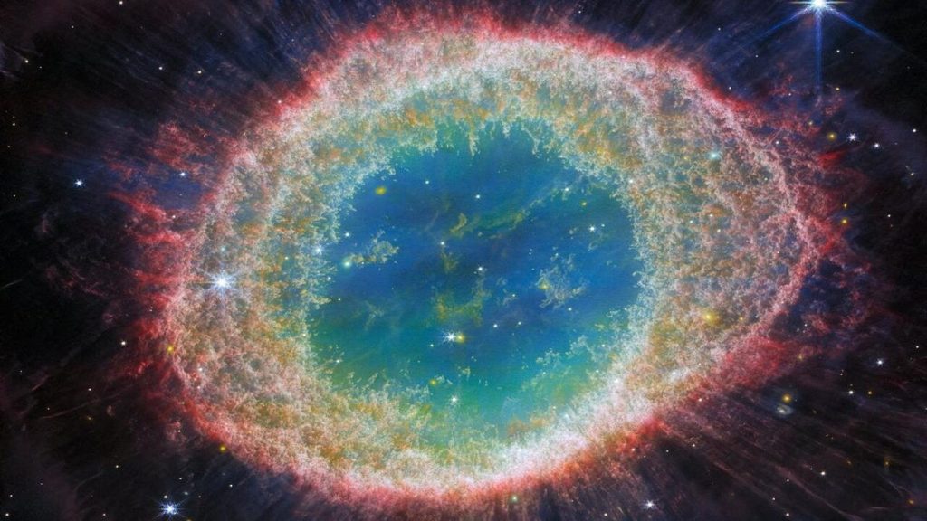 El Telescopio Espacial Webb acaba de publicar dos impresionantes imágenes de la Nebulosa del Anillo