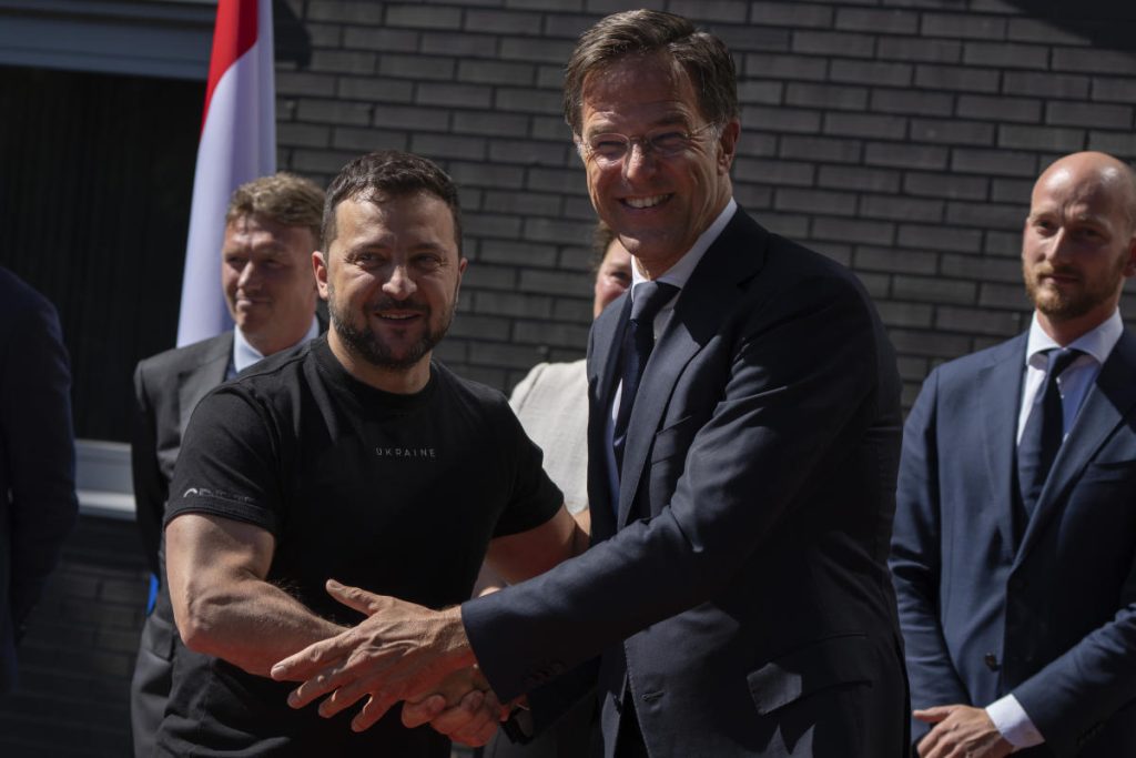 El primer ministro holandés dijo que los Países Bajos y Dinamarca donarán aviones de combate F-16 a Ucrania.