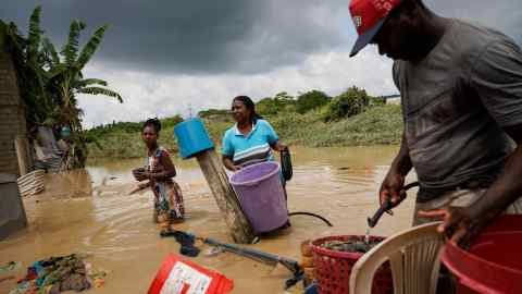 La gente está tratando de salvar sus pertenencias en la parte inundada de Ecuador