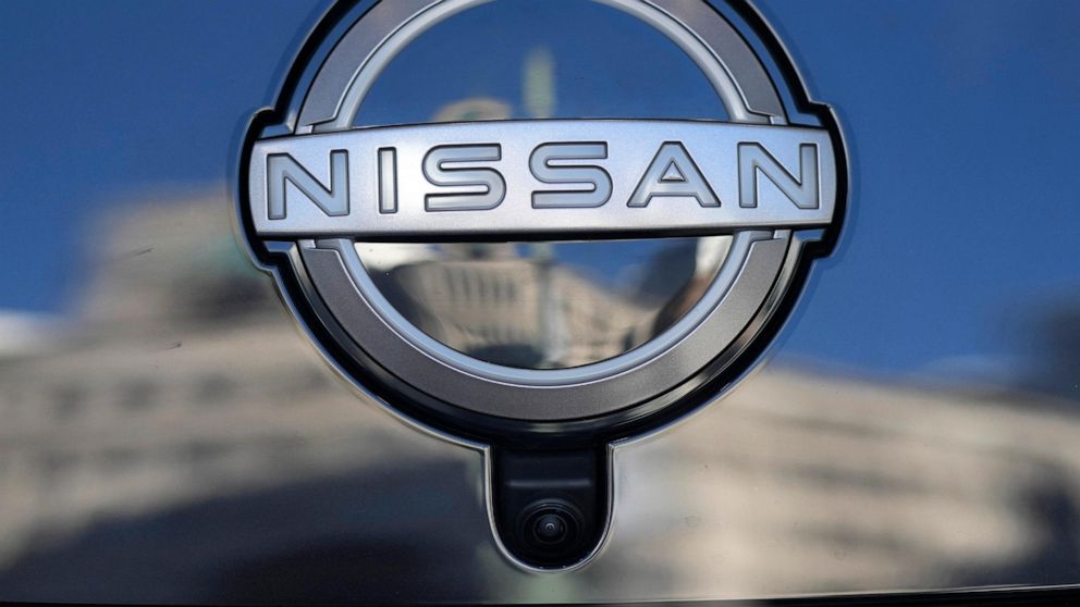 Nissan está retirando más de 236,000 vehículos para solucionar un problema que podría causar la pérdida del control de la dirección
