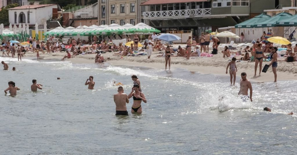 Odessa en Ucrania ha abierto algunas playas por primera vez desde la invasión rusa