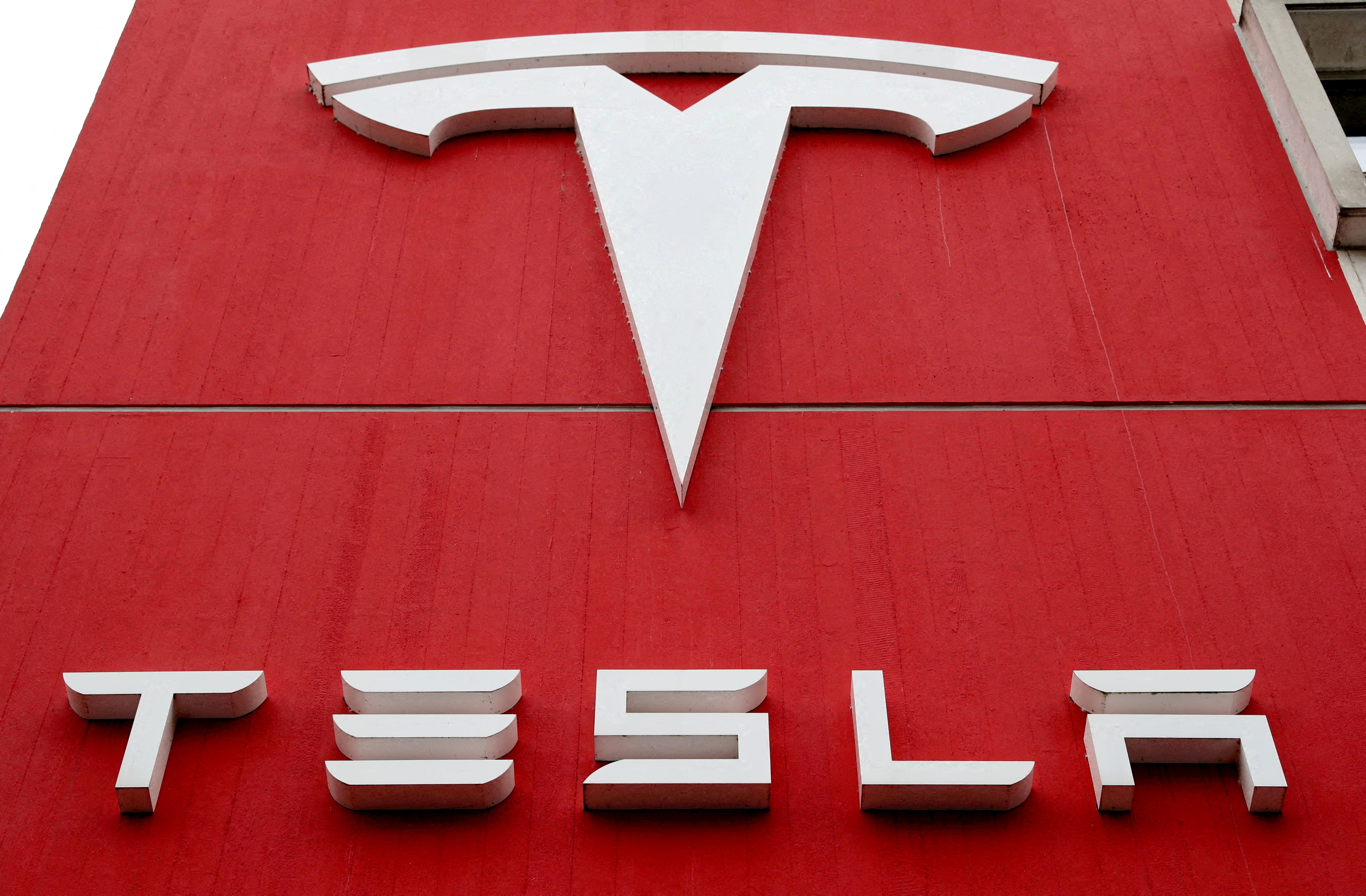 El logotipo del fabricante de automóviles Tesla visto en Berna, Suiza.