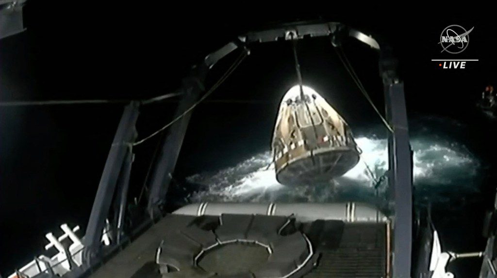 Esta captura de pantalla de la transmisión en vivo de la NASA muestra la nave espacial SpaceX Crew Dragon Endeavor siendo elevada a una nave de recuperación después de que se hundió frente a la costa de Jacksonville el 4 de septiembre de 2023. 