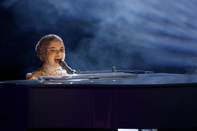 La cantautora Putri Aryani cautivó a los jueces con su versión acústica del clásico de U2.