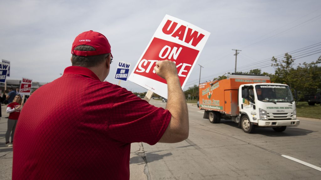 Ford y General Motors anuncian cientos de despidos temporales para trabajadores que no están en huelga: NPR