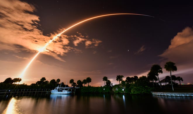 Un cohete SpaceX Falcon 9 se lanza en la misión Starlink 6-16 con 22 satélites de Internet Starlink.  El lanzamiento tuvo lugar desde el Complejo de Lanzamiento 40 en la Estación de la Fuerza Espacial Cañaveral a las 11:38 p.m.EDT del viernes 15 de septiembre.  El lanzamiento del cohete se observó desde Kelly Park en Merritt Island.