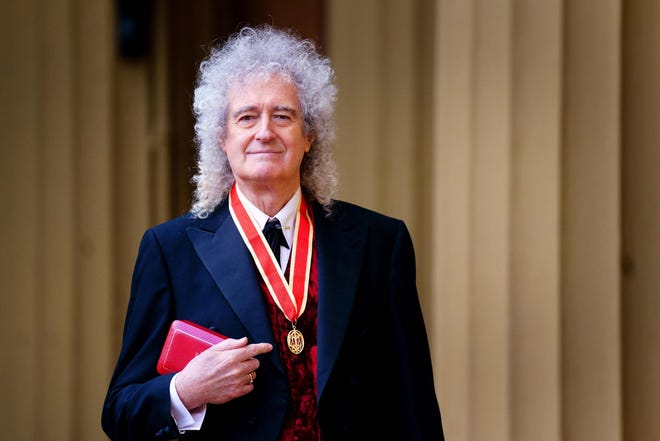 El músico británico Brian May posa con su medalla tras ser nombrado caballero durante una ceremonia de investidura en marzo en el Palacio de Buckingham en Londres.